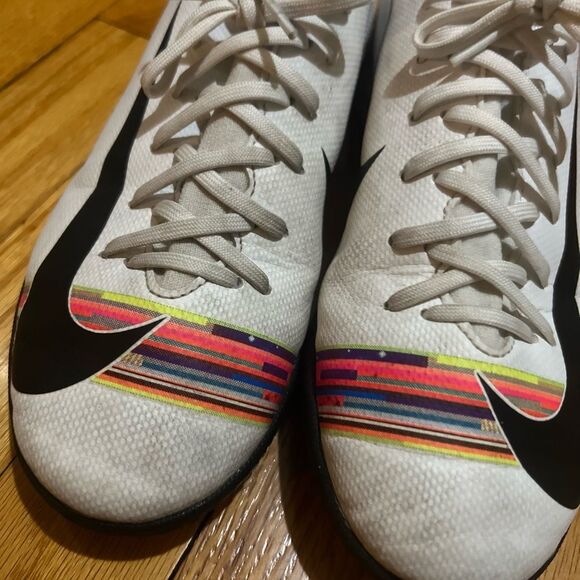 Nike White and Black Sneakers with Multicolor Accents - Picture 3 of 7